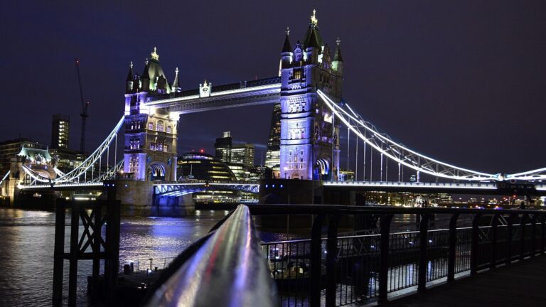 Image of the Tower Bridge at night.